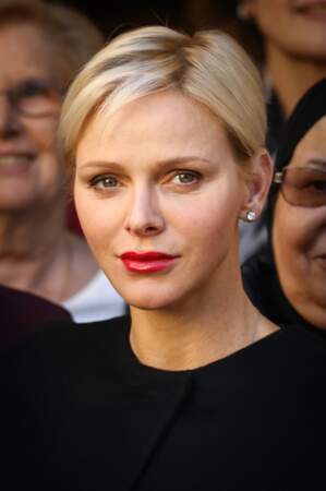 Charlène de Monaco faussement sage avec une coupe très courte et rouge à lèvres rouge en novembre 2017 