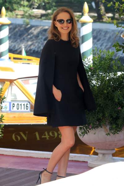 Lunettes papillon, robe-cape tendance, Natalie Portman est à la pointe de la mode