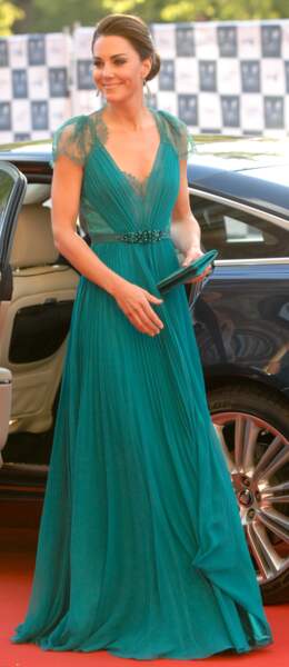 Kate Middleton en 2012 sublime dans une robe longue vert émeraude Jenny Packham qu'elle reportera en 2018
