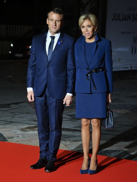 Du bleu toujours mais une coupe plus droite pour Brigitte Macron lors du dîner le 10 novembre au musée d'Orsay