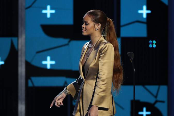 En juin, Rihanna mise pour une queue de cheval, très très longue
