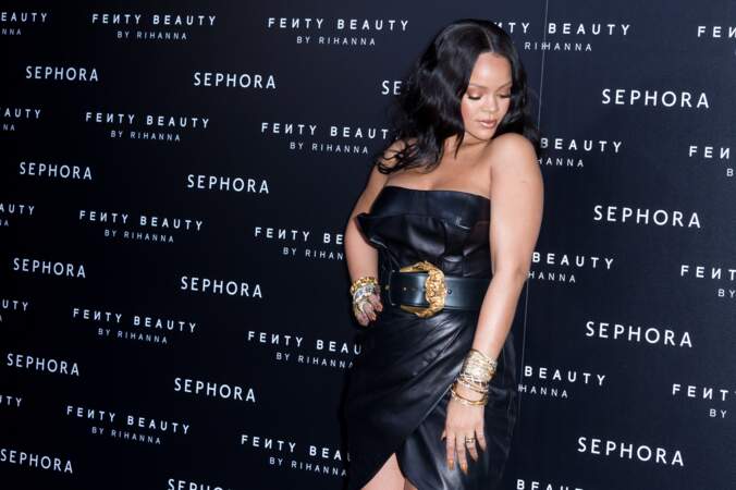 Rihanna en robe Versace lors du lancement du maquillage "Fenty by Rihanna" à Milan, Ie 5 avril 2018