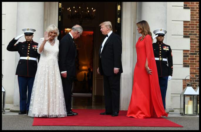 Melania Trump dans une robe-longue cape, une tenue très aimée des " royals "