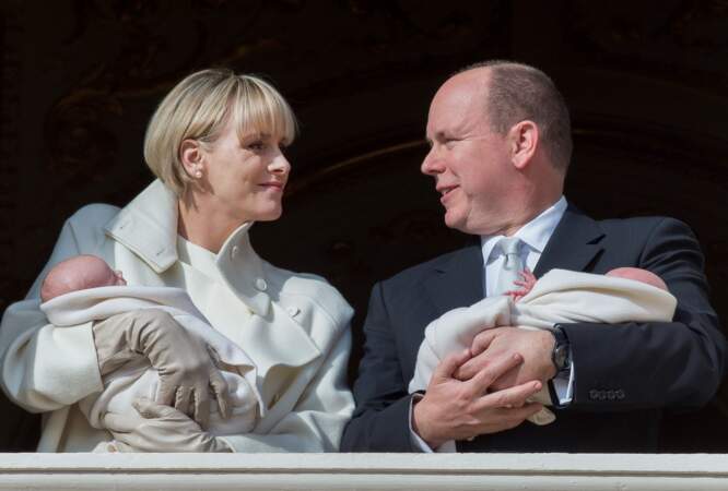 Début janvier, Charlène et Albert de Monaco présentent leurs jumeaux à la principauté