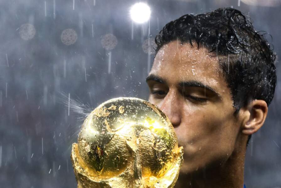 Raphaël Varane embrasse la Coupe du monde après la victoire des Bleus