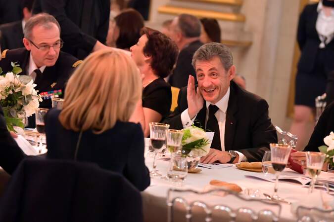 Nicolas Sarkozy et sa voisine de table Brigitte Macron s'entendent comme larrons en foire
