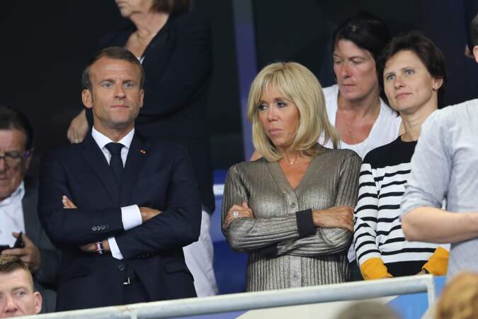 Avec son alter ego, Brigitte Macron épure son look scintillant Louis Vuitton avec de fins bijoux. 