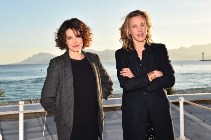 Constance Dollé et Marie Kremer de la série "Un Village Français" lors du 1er Festival Canneseries. 