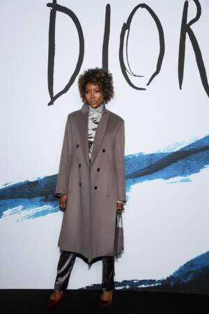 Naomi Campbell sublime avec un long trench au défilé Dior Homme 