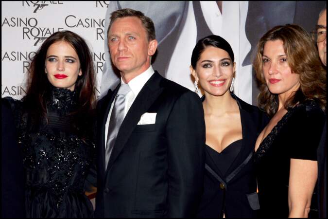 Daniel Craig entouré de Caterina Murino et Barbara Broccoli pour la première de "Casino Royale" en 2006