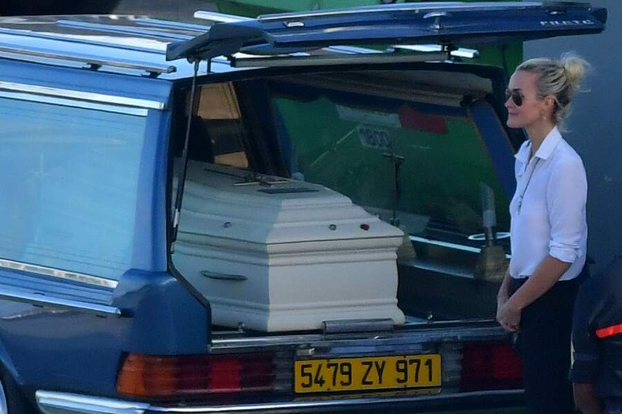 Laeticia Hallyday  devant le cercueil de Johnny