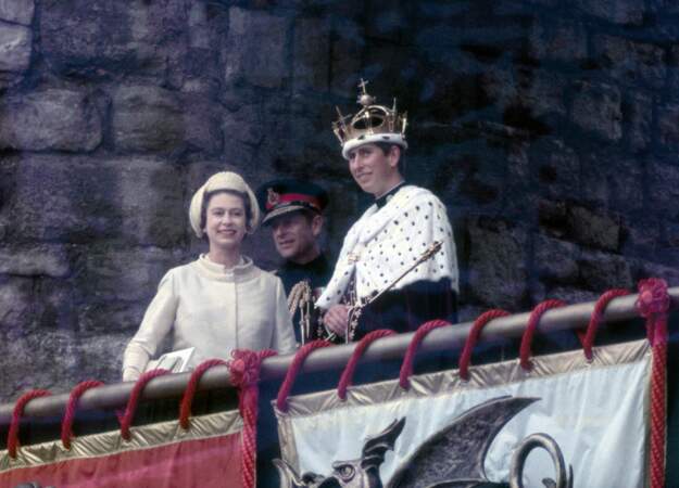 Elizabeth II, Philip et leur fils Charles, lors de son investiture en tant que prince de Galles, le 1er juillet 1969.