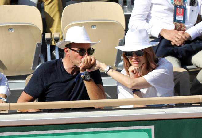 Nikos Aliagas et sa femme Tina dans les tribunes lors des internationaux de tennis de Roland Garros à Paris, France