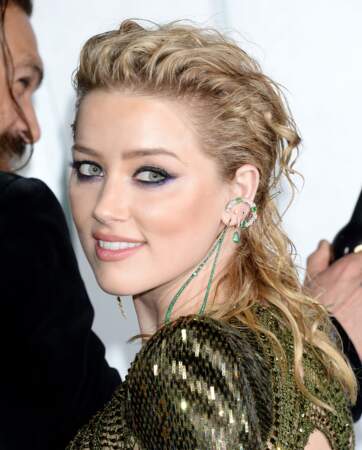 Un teint lumineux, un smoky sophistiquée et une coiffure bouclée, un look parfait pour Amber Heard