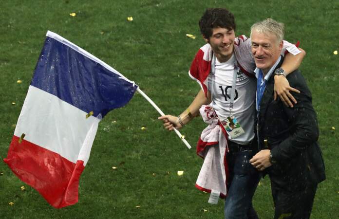 Didier Deschamps et son fils Dylan célèbrent la victoire des Bleus à la Coupe du monde 2018
