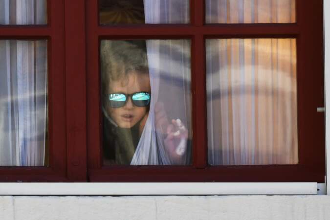 Le prince Jacques de Monaco assiste, à la fenêtre, à l'arrivée du président chinois