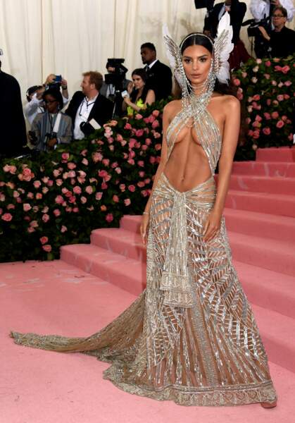 Photos Emily Ratajkowski Sexy Dans Une Tenue Hommage à Cher Au Gala Du Met Gala 