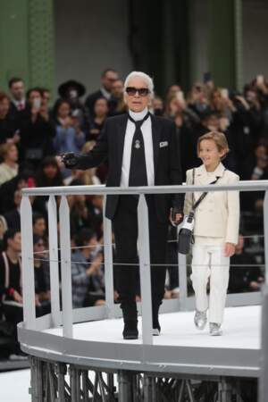 Karl Lagerfeld salue à la fin du show en compagnie de son neveu Hudson Kroening