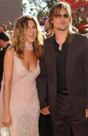 2002 : Jennifer Aniston cheveux longs et ondulés ici avec son mari Brad Pitt