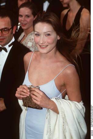 En robe à fines bretelles bleu ciel, lors du festival de Cannes 1994