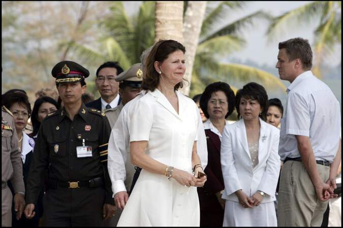 Silvia de Suède fond en larmes lors d'une cérémonie en hommage aux victimes du Tsunami à Khao Lak, le 18/02/05