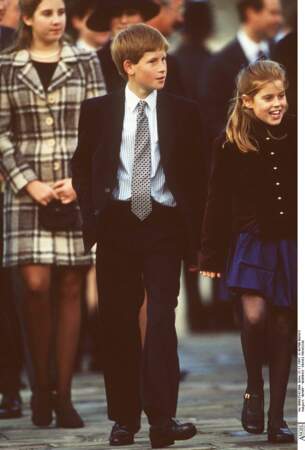 Le prince Harry et sa cousine Beatrice d'York, lors du 50e anniversaire de mariage de la reine Elizabeth, en 1997