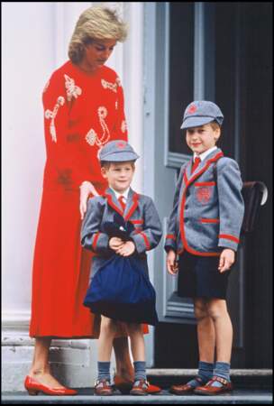 La princess Diana accompagne le prince Harry et le prince William à l'école en 1989