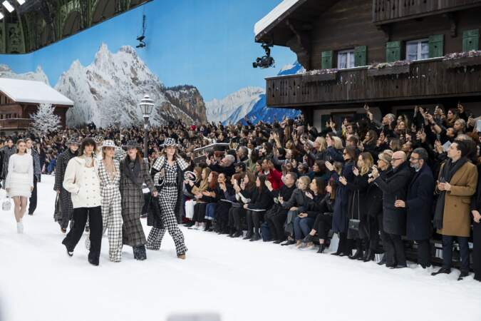 Cara Delevingne a assuré le show, entre émotion et puissance, au défilé Chanel hommage à Karl Lagerfeld.