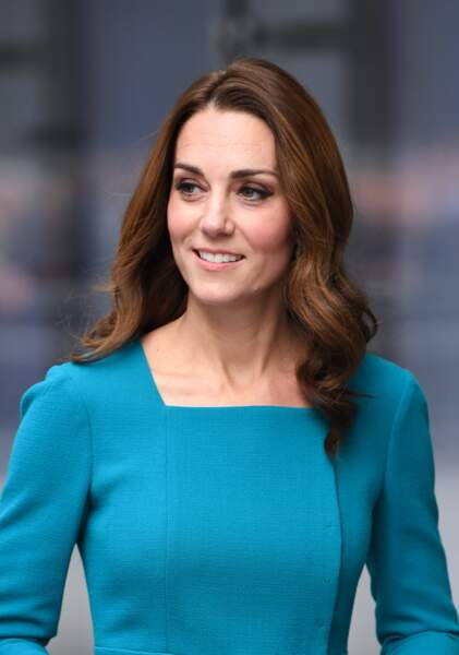 Les reflets auburn dans le châtain foncé de Kate Middleton mettent son teint pâle en valeur.