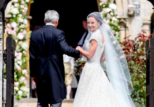 Pippa Middleton escortée par son père Michael Middleton, lors de son mariage avec James Matthews le 20 mai 2017