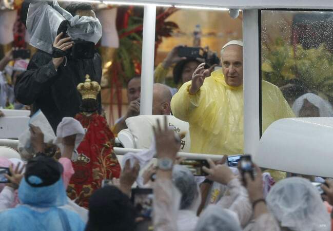 Le pape François a salué les millions de fidèles 