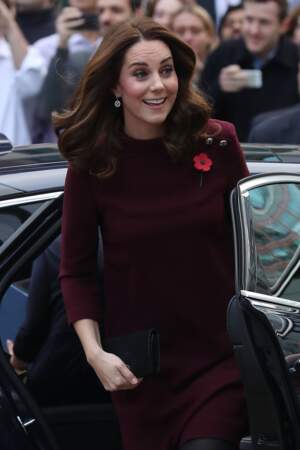 Kate Middleton, les cheveux lâchés et en robe de couleur bordeaux
