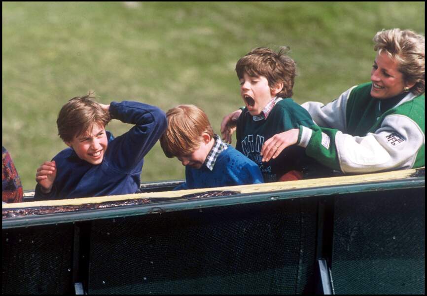 William, Harry et la princesse Diana s'amusent lors d'une sortie au parc d'attraction Alton Towers en 1994