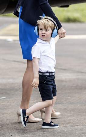 En plein été anglais, George ne quitte ni son casque ni son short bleu marine lors du salon aéronautique, The Royal International Air Tattoo, en juillet 2016