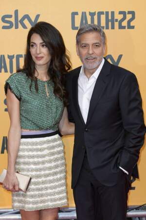 Toujours très complice, Amal Clooney stylée en cropped top et mini jupe avec son mari George Clooney