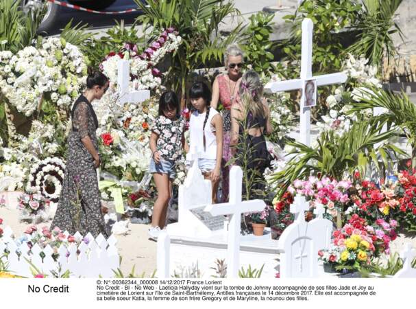 Laeticia Hallyday vient sur la tombe de Johnny accompagnée de ses filles Jade et Joy et leur nounou