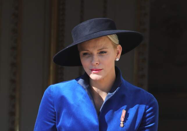 Charlène de Monaco : un look très réussi avec son joli chapeau et son manteau bleu électrique