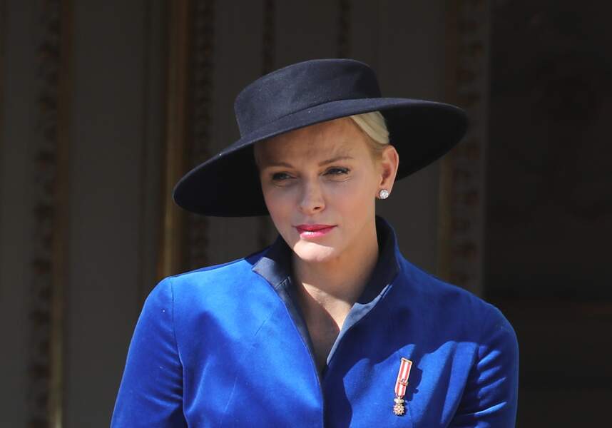 Charlène de Monaco : un look très réussi avec son joli chapeau et son manteau bleu électrique