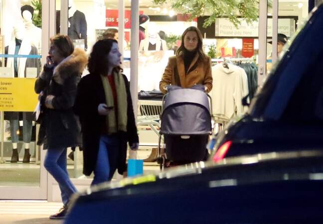 Pippa Middleton en virée shopping chez Marks & Spencer, avec son fils Arthur, à Londres, le 12 décembre 2018