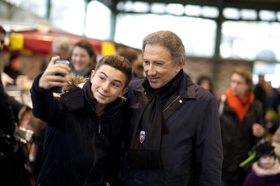Dans les rues de Rennes, Michel Drucker se prête à l'exercice du selfie avec ses fans.