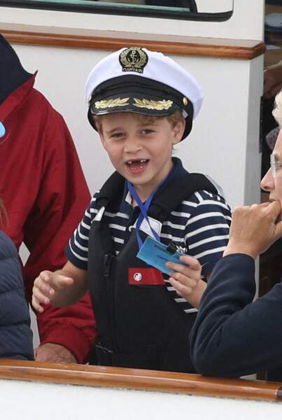Avec la casquette du capitaine, sa marinière et son gilet de sauvetage, le prince George a fait sensation