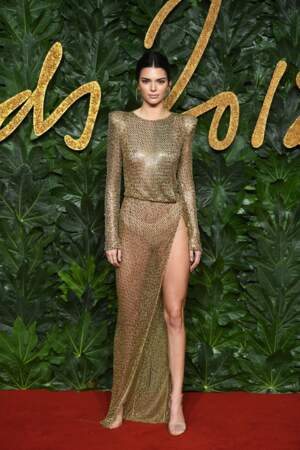 Over sexy, Kendall Jenner dans une robe fendue tout en transparence...