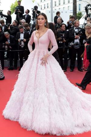 Pour sa deuxième montée des marches de Cannes 2019, Iris Mittenaere a opté pour une robe de princesse