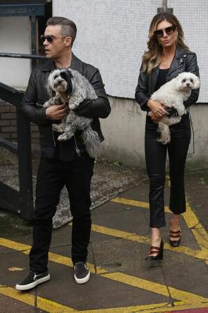 Robbie Williams avec sa femme et leurs caniches