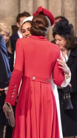 Un chignon bas noué mais sans tresses cette fois pour Kate Middleton le 11 mars pour la journée du Commonwealth