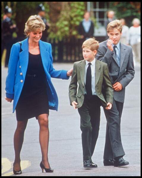 La princesse Diana et ses fils Harry et William à la sortie du collège d'Eton, en 1995