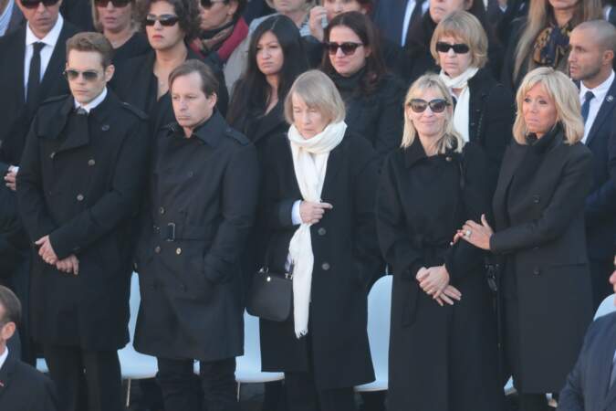 Brigitte Macron, très émue, aux côtés de la famille de Charles Aznavour lors de l'hommage national ce 5 octobre