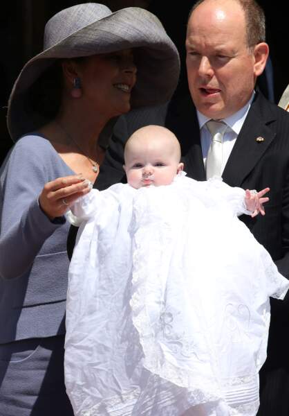 Albert de Monaco avec la princesse Gabriella lors de son baptême en la Cathédrale de Monaco le 10 mai 2015
