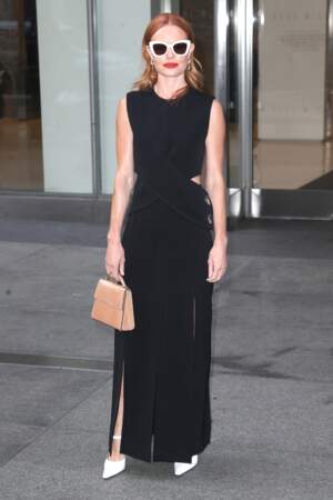 Une robe noire fluide portée avec des escarpins blancs pour un look graphique de Kate Bosworth