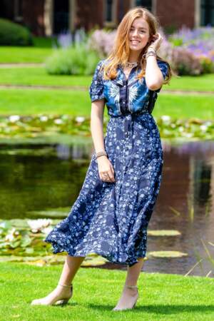 La princesse Alexia des Pays-Bas, en robe bleue à imprimé fleuri, le 19 juillet 2019 dans le jardin du palais
